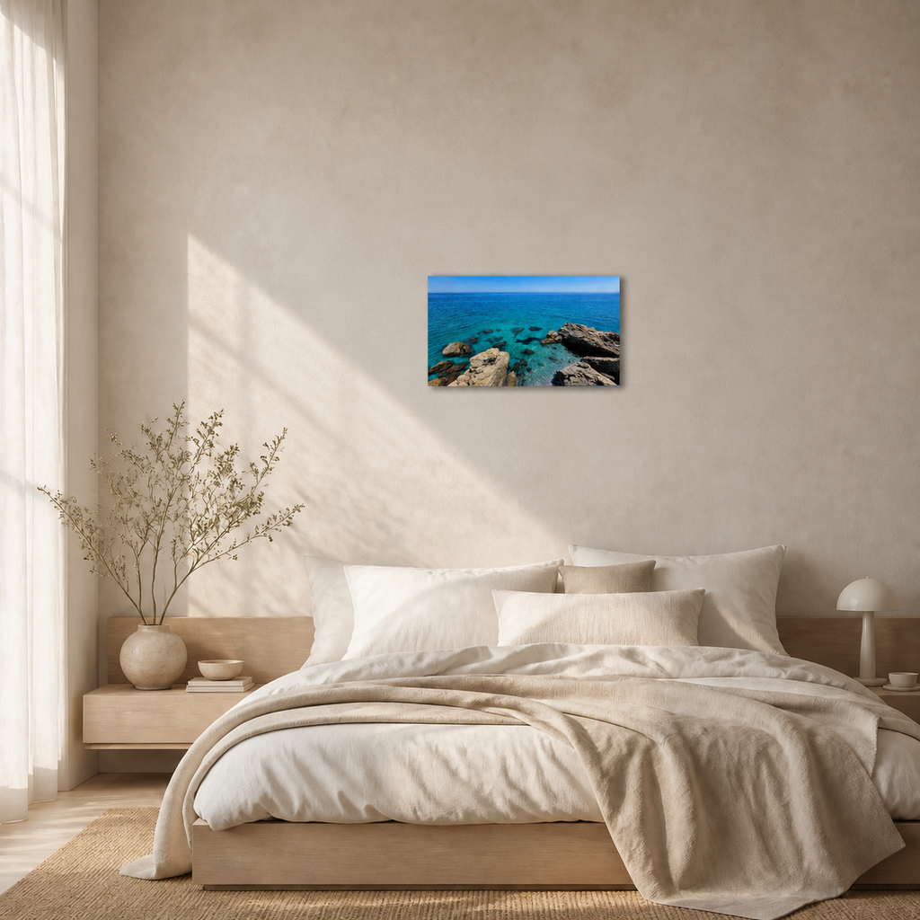 Azure Coast wanddecoratie 40×30 cm boven een bed, schaalindicatie