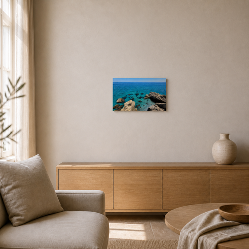 Azure Coast wanddecoratie 40×30 cm in een woonkamer, schaalindicatie
