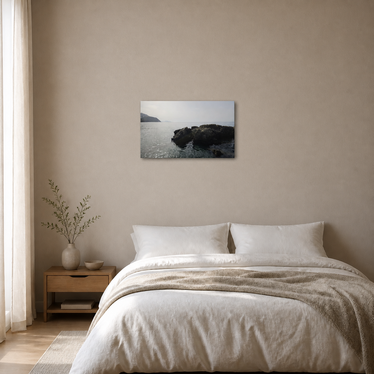Coastal Calm wanddecoratie 40×30 cm boven een bed, schaalindicatie