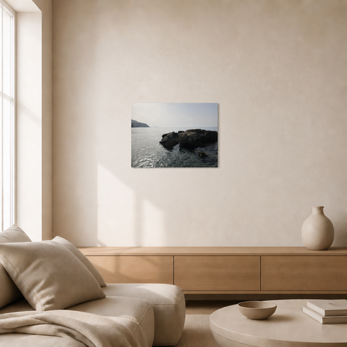 Coastal Calm wanddecoratie 40×30 cm in een woonkamer, schaalindicatie