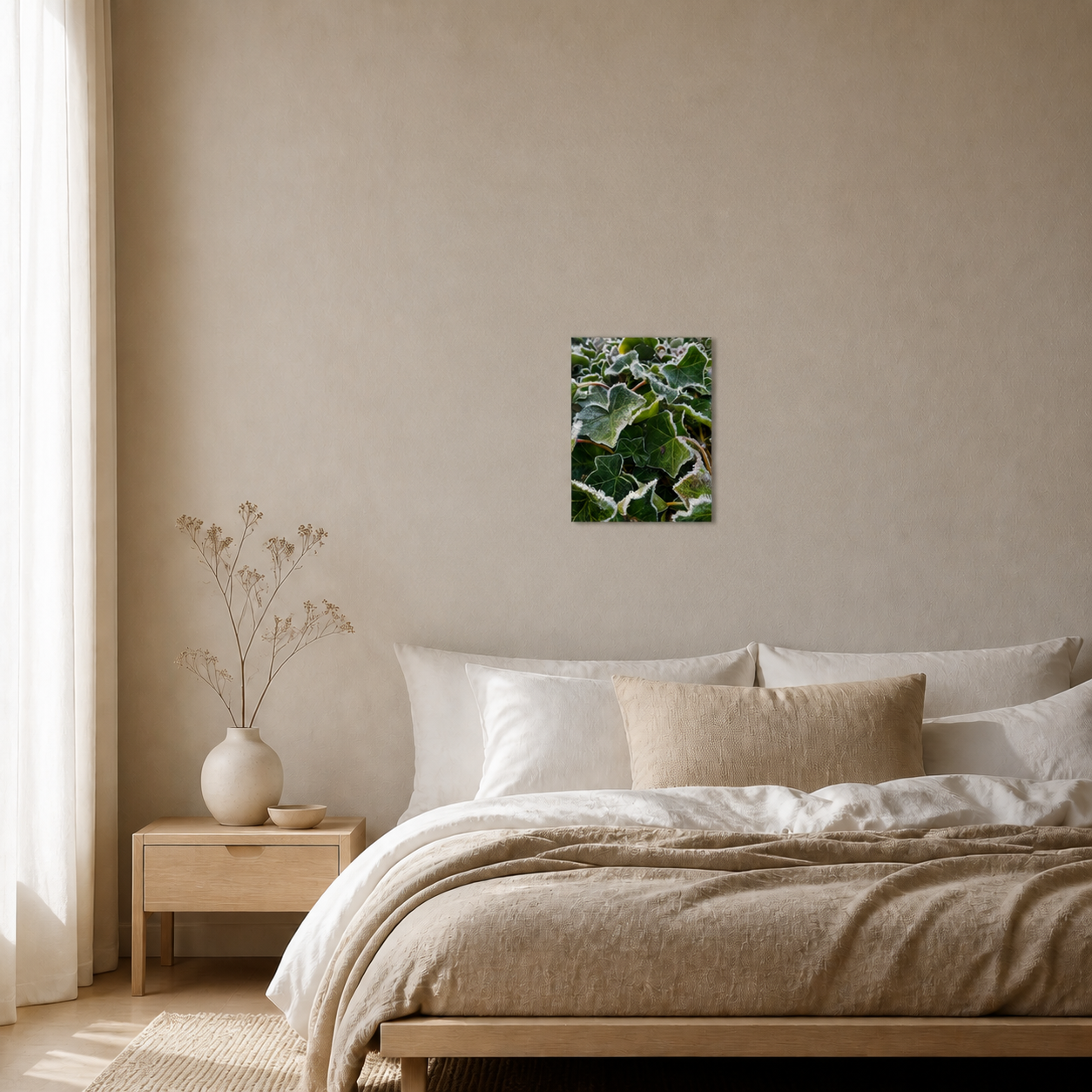 Frosted Ivy wanddecoratie 20×30 cm boven een bed, schaalindicatie