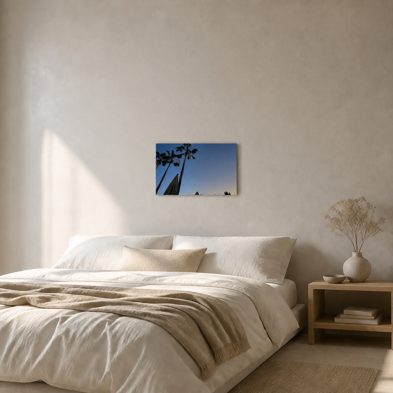 Moonlit Palms wanddecoratie 30×20 cm boven een bed, schaalindicatie