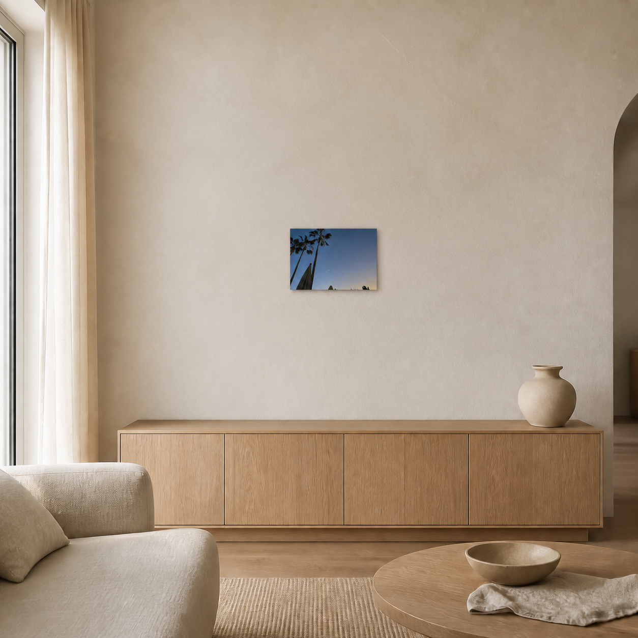 Moonlit Palms wanddecoratie 30×20 cm in een woonkamer, schaalindicatie